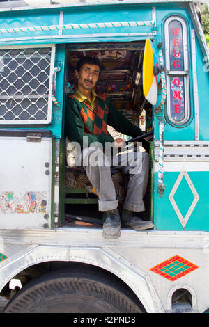 Kaschmir, Indien. Lkw-Fahrer auf dem Weg nach Kargil Stockfoto