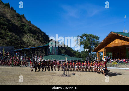 Nagaland, Indien. Kulturelle Gruppe führt während der Hornbill Festival Stockfoto