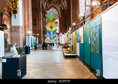 Ausstellung von Kunst und Handwerk "Kreative Dominance". Nationalen kulturellen Identität. St. Peter's Kirche ist eine evangelische Kirche in Riga, der Hauptstadt Lettlands Stockfoto