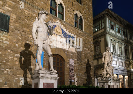 Florenz, Palazzo Vecchio, Statuen (David, Herkules und Cacus), beleuchtet Stockfoto