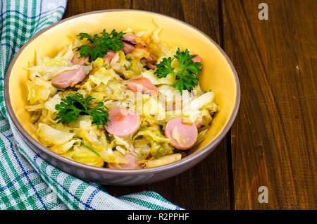 Gedünstetem Rosenkohl mit Scheiben von Würstchen. Studio Foto Stockfoto