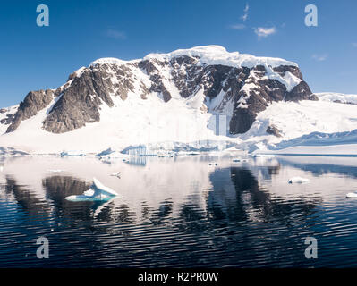 Die schneebedeckten Berge der Insel Danco an sonnigen Sommertagen mit blauem Himmel in Errera Channel, Antarktische Halbinsel, Antarktis Stockfoto