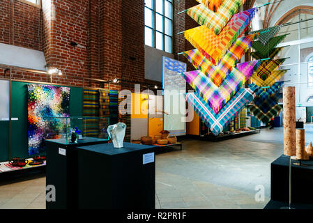 Ausstellung von Kunst und Handwerk "Kreative Dominance". Nationalen kulturellen Identität. St. Peter's Kirche ist eine evangelische Kirche in Riga, der Hauptstadt Lettlands Stockfoto