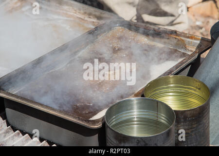 Nahaufnahme von kochendem Ahorn sap in einem Topf auf einem Herd hausgemachte Sirup zu machen gekocht wird. Stockfoto