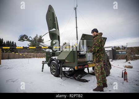 Niederländische Sergeant Noordermeer Kontrolle der Rennen 1. 1 Deutsch/Niederländische Korps" Kommunikations- und Informationssysteme Bataillon ist verantwortlich für die Kommunikation zwischen der Zentrale und den Feuerwehren. Rennen 1 stellt die Verbindung zwischen CIS 1 GNC als LCC und die Italienische Ariete Brigade für Übung Trident Zeitpunkt. Mit rund 50.000 Mitarbeitern in Trident Zeitpunkt 2018 teilnehmen, es ist eines der größten NATO-Übungen in den letzten Jahren. Rund 250 Flugzeuge, 65 Schiffe und mehr als 10.000 Fahrzeuge an der Übung in Norwegen beteiligt sind. Stockfoto