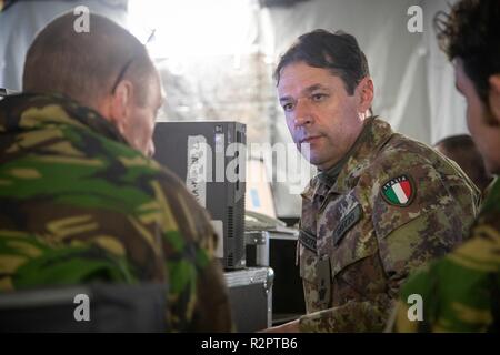 Niederländische Oberstleutnant Paul Kolken und Italienischen Oberstleutnant Massimo Grizzo koordinieren. 1 Deutsch/Niederländische Korps" Kommunikations- und Informationssysteme Bataillon ist verantwortlich für die Kommunikation zwischen der Zentrale und den Feuerwehren. Rennen 1 stellt die Verbindung zwischen CIS 1 GNC als LCC und die Italienische Ariete Brigade für Übung Trident Zeitpunkt. Mit rund 50.000 Mitarbeitern in Trident Zeitpunkt 2018 teilnehmen, es ist eines der größten NATO-Übungen in den letzten Jahren. Rund 250 Flugzeuge, 65 Schiffe und mehr als 10.000 Fahrzeuge an der Übung in Norwegen beteiligt sind. Stockfoto