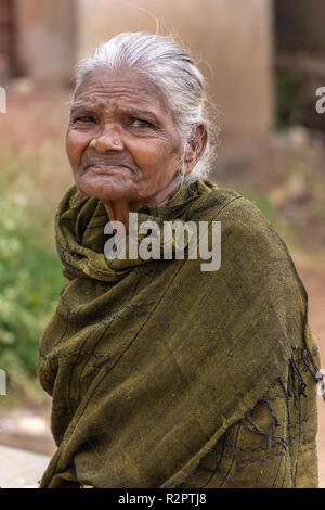 Angadihalli, Karnataka, Indien - November 2, 2013: Nahaufnahme von Gesicht der alten Witwe mit dem weißen Haar und grünen schützende Decke über den Schultern. Beige Stockfoto