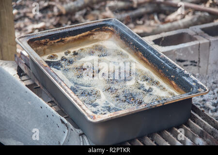 Detail der Ahornbaum sap Kochen eine ​Homemade Sirup mit Herd und Bausteinen zu machen. Stockfoto