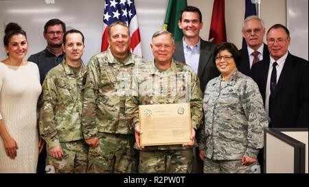 Von links nach rechts: Frau Krystal Wadley, Sgt. 1. Klasse (Ret) Michael Meredith, Chief Warrant Officer 3 Andrew Rose, Chief Warrant Officer 3 Jason Preston, Generalmajor Bret Daugherty, Col (Ret) Curt Simonson, Kol. Deborah Cricklin, Herr Charles Frankreich und Herrn John Wunsch posieren für ein Foto mit der Information Operations Readiness Center, gemeinsame Reserve Intelligence Center Anhang Widmung Plakette im Rahmen einer Feierstunde an November 1, 2018 an der Information Operations Readiness Center, Joint Base Lewis-McChord, Washington war die Gruppe bei der Erstellung beteiligt und Stand der Informationen Operatio Stockfoto