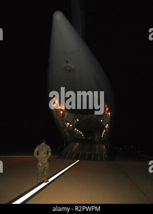 Soldaten und Ausrüstung vom 63. Expeditionary Signal Bataillon, Fort Campbell, Kentucky, kommen auf einem C-17 Globemaster III im südlichen Arizona Okt. 31 zur Unterstützung der Operation treuer Patriot. Wie durch das Verteidigungsministerium durch Hauptquartier, Soldaten, Ausrüstung und Ressourcen weitergeleitet werden bereitgestellt Ministerium für Innere Sicherheit entlang der südwestlichen Grenze zu helfen. Militärisches Personal wird eine Vielzahl von Support, einschließlich Planung, Engineering Support und Logistik und Transport unterstützen. Stockfoto