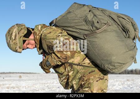 Ein Heer Fallschirmjäger in die 4 Infantry Brigade Combat Team (Airborne), 25 Infanterie Division, U.S. Army Alaska zugeordnet, passt sein Fallschirm erholt Packung nach dem Springen von einem CH-47 Chinook Hubschrauber Joint Base Elmendorf-Richardson, Alaska, November 1, 2018. Die Soldaten der 4/25 gehören zu den nur American Airborne Brigade im Pazifik und sind geschult in der Luft Manöver bei extrem kalten Wetter und Höhenlage Umgebungen zur Unterstützung der Bekämpfung, Partnerschaft und Katastrophenhilfe Operationen auszuführen. Heeresflieger aus der B-Company, 1 Battalion, 52nd Aviation Regiment aus Fort Wainwrig Stockfoto