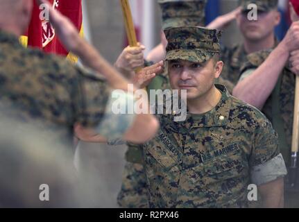 Maj. Elio Marcillo, stellvertretender Operations Officer für Marine Corps Air Station Miramar, grüßt, während die Nationalhymne spielt während seiner Pensionierung Zeremonie an der MCAS Miramar, Calif., Nov. 1. Marcillo im Ruhestand nach mehr als 22 Jahren der ehrenvollen Dienst in der Marine Corps. Stockfoto