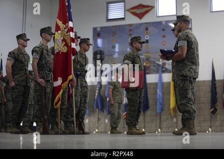 Maj. Elio Marcillo, dem stellvertretenden Operations Officer für Marine Corps Air Station Miramar, steht an Aufmerksamkeit während seiner Pensionierung Zeremonie an der MCAS Miramar, Calif., Nov. 1. Marcillo im Ruhestand nach mehr als 22 Jahren der ehrenvollen Dienst in der Marine Corps. Stockfoto