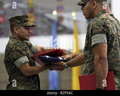 Maj. Elio Marcillo, dem stellvertretenden Operations Officer für MCAS Miramar, Links, erhält eine amerikanische Flagge während seiner Pensionierung Zeremonie an der MCAS Miramar, Calif., Nov. 1. Marcillo im Ruhestand nach mehr als 22 Jahren der ehrenvollen Dienst in der Marine Corps. Stockfoto