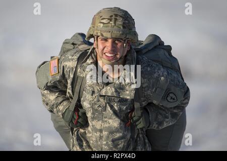 Armee Pvt. Luis Silva, zu B Unternehmen zugewiesen sind, 6. Brigade Engineer Brigade Engineer Battalion, 4th Infantry Brigade Combat Team (Airborne), 25 Infanterie Division, U.S. Army Alaska, Lächeln, während Sie mit dem Rally point nach erfolgreich springen von einem CH-47 Chinook Hubschrauber Joint Base Elmendorf-Richardson, Alaska, November 1, 2018. Die Soldaten der 4/25 gehören zu den nur American Airborne Brigade im Pazifik und sind geschult in der Luft Manöver bei extrem kalten Wetter und Höhenlage Umgebungen zur Unterstützung der Bekämpfung, Partnerschaft und Katastrophenhilfe Operationen auszuführen. Armee aviato Stockfoto