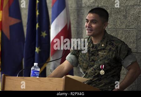 Maj. Elio Marcillo, stellvertretender Operations Officer für Marine Corps Air Station Miramar, dank der Familie und Freunden für ihre Unterstützung während seiner Karriere bei der MCAS Miramar, Calif., Nov. 1. Marcillo im Ruhestand nach mehr als 22 Jahren der ehrenvollen Dienst in der Marine Corps. Stockfoto