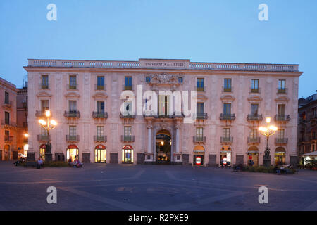 Universität, Università degli Studi di Catania, Piazza Università bei Dämmerung, Catania, Sizilien, Italien, Europa Stockfoto