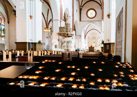 Kerzen auf das Kirchenschiff von Dom zu Riga. Dom zu Riga ist die Evangelisch-lutherische Kathedrale. Riga, Lettland, Baltikum, Europa. Stockfoto