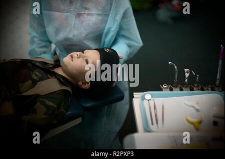 Junge in Uniform am Zahnarzt Stockfoto