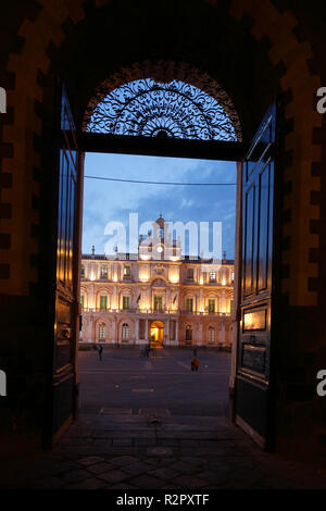 Ansicht der Universität durch Torbogen des iculorum Gymnasium", Università degli Studi di Catania, Piazza Università bei Dämmerung, Catania, Sizilien, Italien, Europa Stockfoto