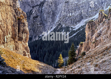 Blick auf den unteren Teil des Schöttelkar talus durch eine Lücke in den Felsen Stockfoto