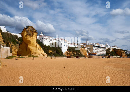 Der Strand und die Altstadt von Albufeira, Algarve, Faro, Portugal, Europa Stockfoto