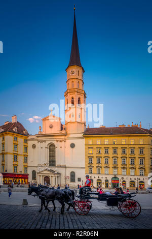 Europa, Österreich, Wien, Innere Stadt Bezirk, Stadtzentrum, Michaelerplatz Square, Kirche des Heiligen Michael, Hofburg Stockfoto