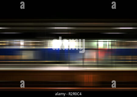 Plattform der Bahnhof Weinheim in der Nacht, Sitze am Glas Trennwand, vorbeifahrenden Zug Stockfoto