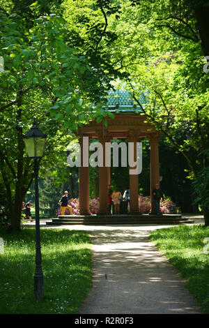 Besucher und Touristen, die Kaiserin Augusta Victoria Gut, Kurpark, Bad Nauheim Stockfoto