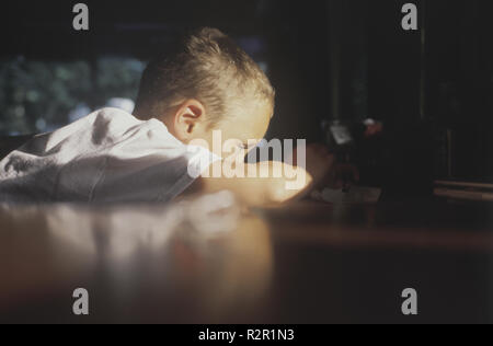 Junge ruhen auf Tisch Stockfoto
