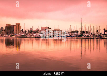 Schöne Aussicht auf den Sonnenuntergang der Stadt von San Diego, Kalifornien mit Bucht und Skyline Stockfoto