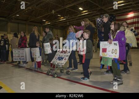 Familie Mitglieder warten auf die Rückkehr der 726th Air Control Squadron Flieger, Houmtain Home Air Force Base, 27. Oktober 2018. Die Flieger der 726th ACS Flieger zurück nach Hause von einem sechsmonatigen Einsatz. Stockfoto