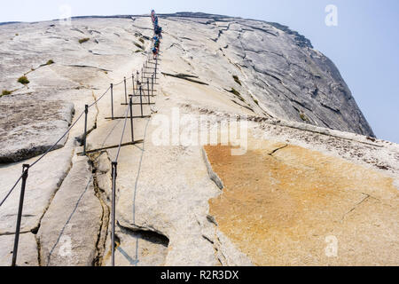 Bis auf den Half Dome Kabel an einem Sommertag; Rauch in der Luft von Ferguson Brand sichtbar, Yosemite National Park, Kalifornien Stockfoto