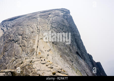 Bis auf den Half Dome Kabel an einem Sommertag; Rauch aus Ferguson Feuer in der Luft, Yosemite National Park, Kalifornien Stockfoto