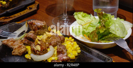 Wagyu Steak mit Salat auf Tisch für das Abendessen in Tokio, Japan. Stockfoto