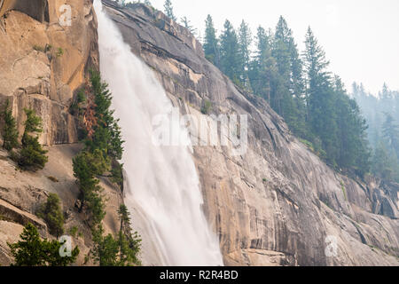 Oben von Nevada fällt; Rauch aus der Ferguson Brand für den Himmel, Yosemite National Park, Kalifornien Stockfoto