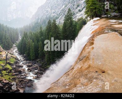 Vernal fällt von oben gesehen; Rauch aus Ferguson Brand im Tal sichtbar, Yosemite National Park, Kalifornien Stockfoto