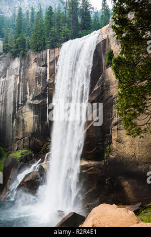 Schönen blick auf Vernal fällt wie aus dem Nebel Trail, Yosemite National Park, in den Bergen der Sierra Nevada, Kalifornien gesehen Stockfoto