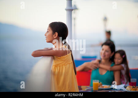 Mädchen mit Blick auf den Ozean an Bord eines Kreuzfahrtschiffes. Stockfoto