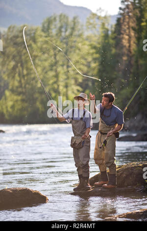 Männer angeln am Fluss Stockfoto