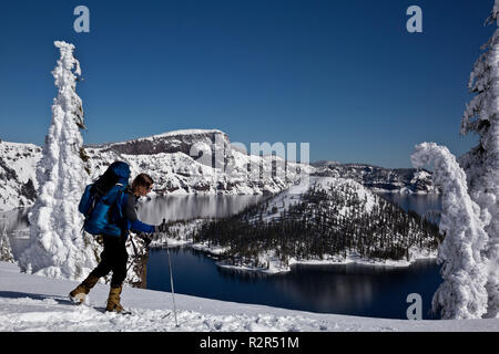 OREGON - Rund um den See Langläufer bei der Wächter übersehen auf der Rim-Straße mit Blick auf Wizard Island in Crater Lake National Park. Stockfoto