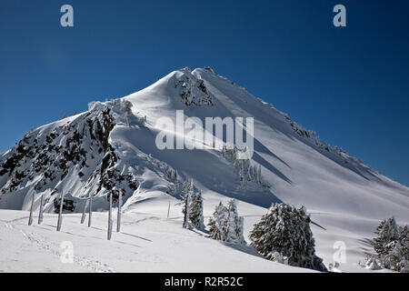 Oder 02426-00 ... OREGON - die schneebedeckte Wächter und Aussichtspunkt, von der Wächter Übersehen entlang der Rim Drive in Crater Lake National Park entfernt. Stockfoto