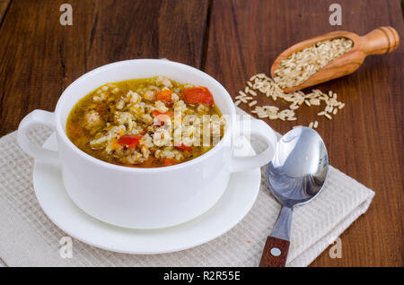 Weiße Schüssel von Huhn und wilder Reis Suppe mit Gemüse. Studio Foto Stockfoto