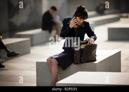 Reifen erwachsenen Business woman talking am Mobiltelefon außerhalb. Stockfoto