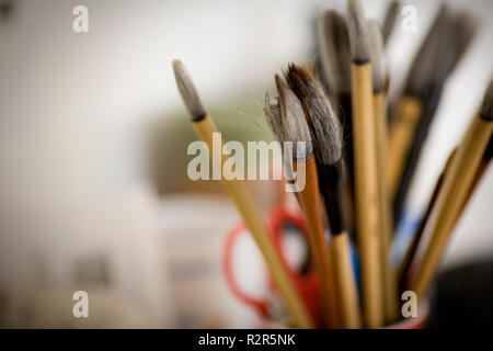 Pinsel in eine Schale sitzen. Stockfoto