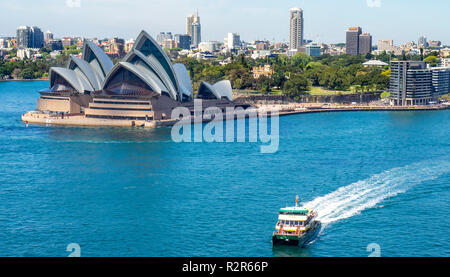 Öffentliche Verkehrsmittel Sydney Harbour Fähre und das Opernhaus von Sydney NSW Australien. Stockfoto