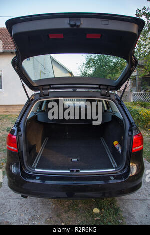 Belgrad, Serbien, 14. Oktober. 2018: Passat B7 Blue Motion innerhalb des Trunk Stockfoto