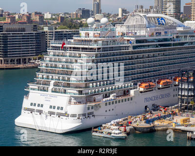 Royal Class Majestic Princess Kreuzfahrtschiff im Hafen am Circular Quay Sydney Harbour Sydney, NSW, Australien. Stockfoto