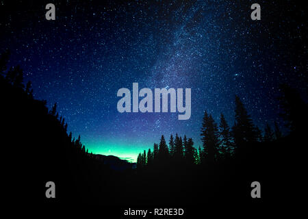 Sterne der Milchstraße und Northern Lights in Moraine Lake, Banff National Forest. Banff ist ein sehr beliebter Nationalpark in Kanada. Stockfoto