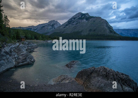 Lake Minnewanka vor einem regensturm Ansätze. Lake Minnewanka ist ein Gletschersee im östlichen Bereich des Banff National Park in Kanada. Stockfoto